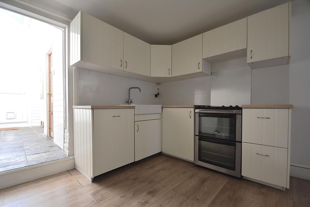Property photo 2 of 12 Kitchen