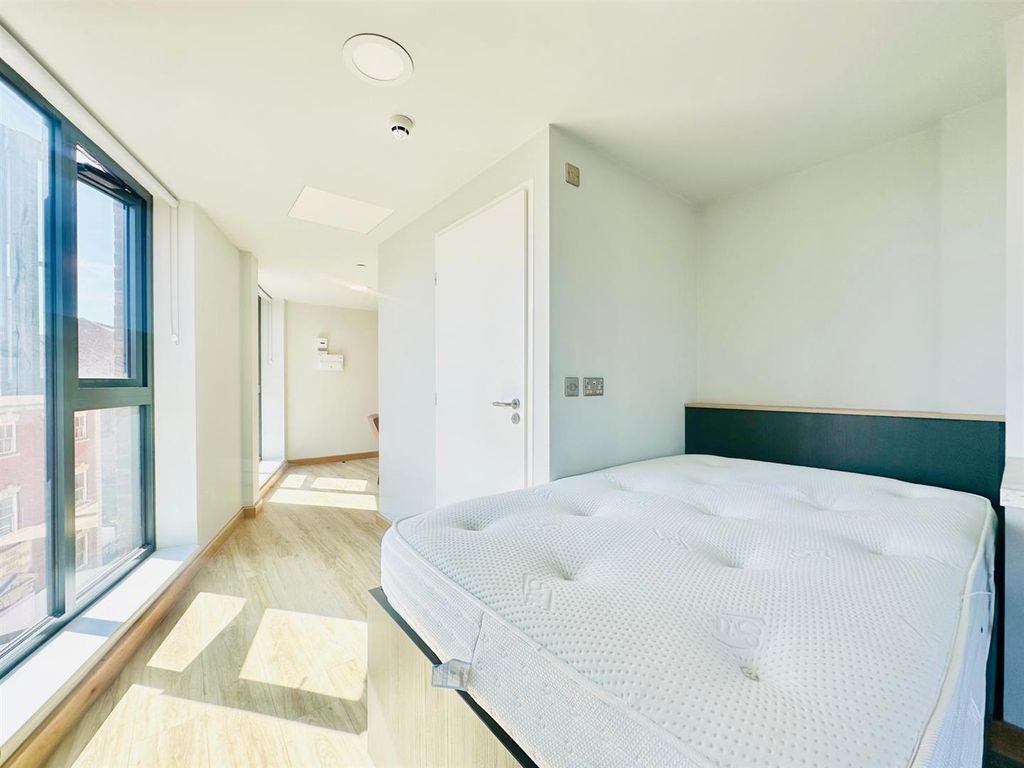 Property photo 1 of 21 Studio