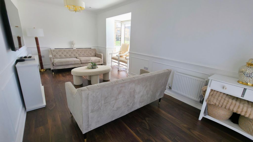 Property photo 2 of 19 Lounge