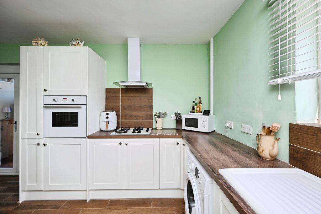 Property photo 3 of 17 Kitchen