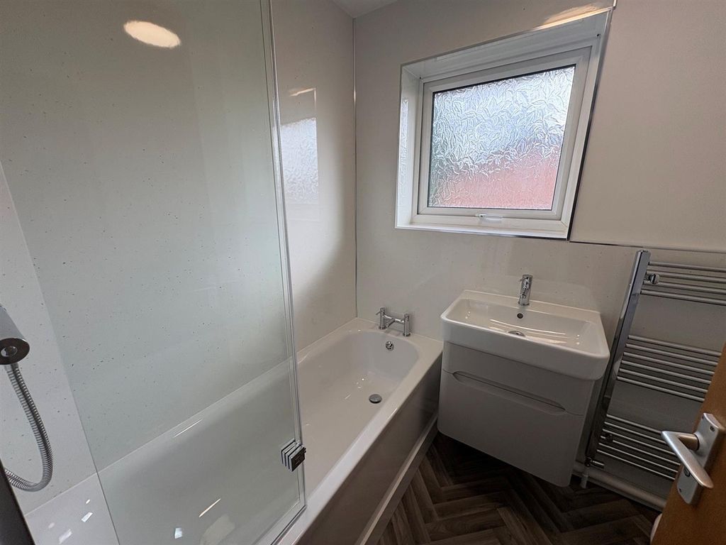 Property photo 1 of 9 Bathroom