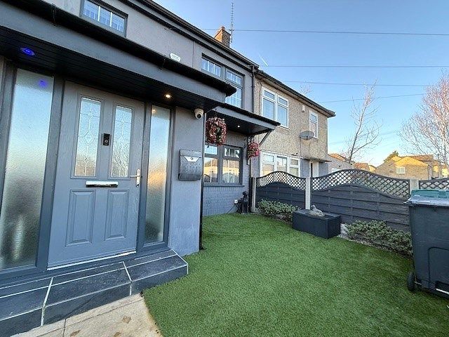 Property photo 3 of 39 Front Garden 2