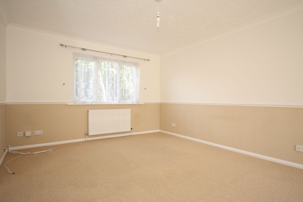 Property photo 2 of 11 Living Area