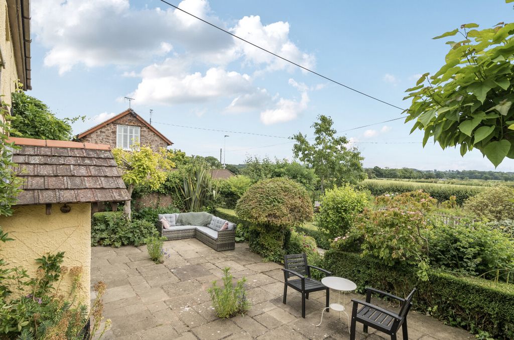 Property photo 2 of 28 Sampford Peverell