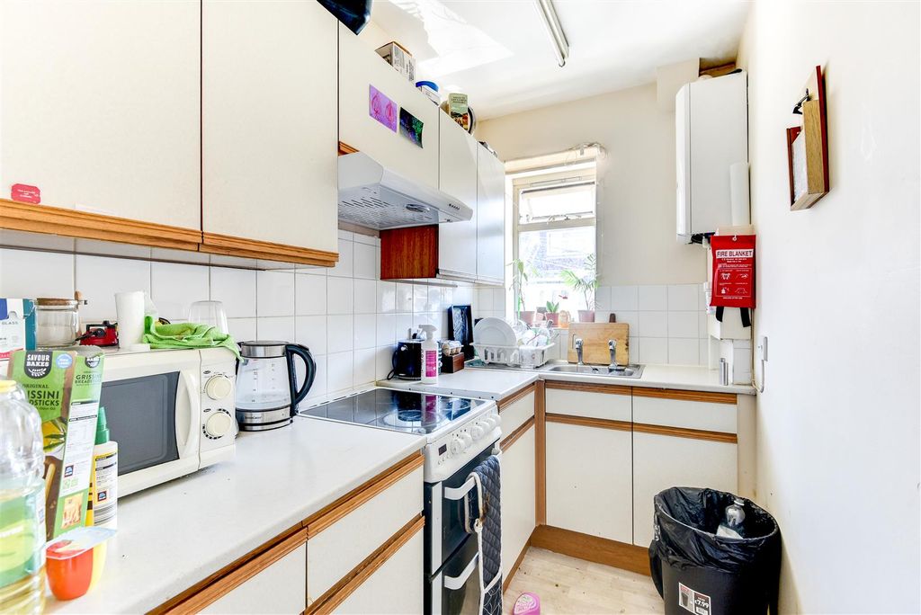 Property photo 3 of 6 Kitchen