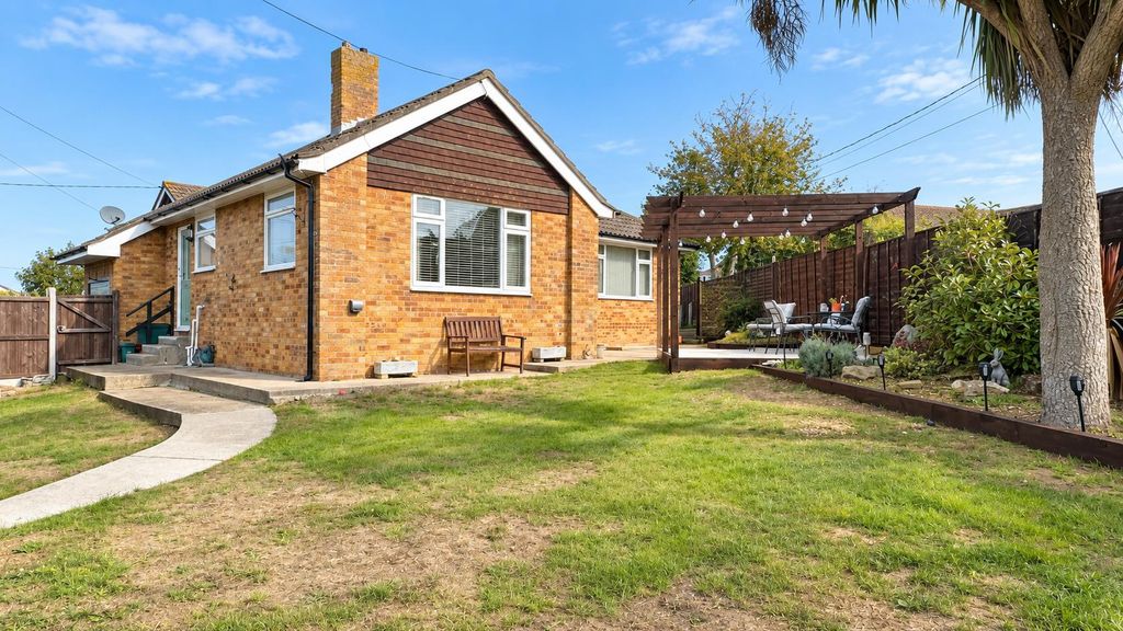 Property photo 1 of 18 Outside - Front