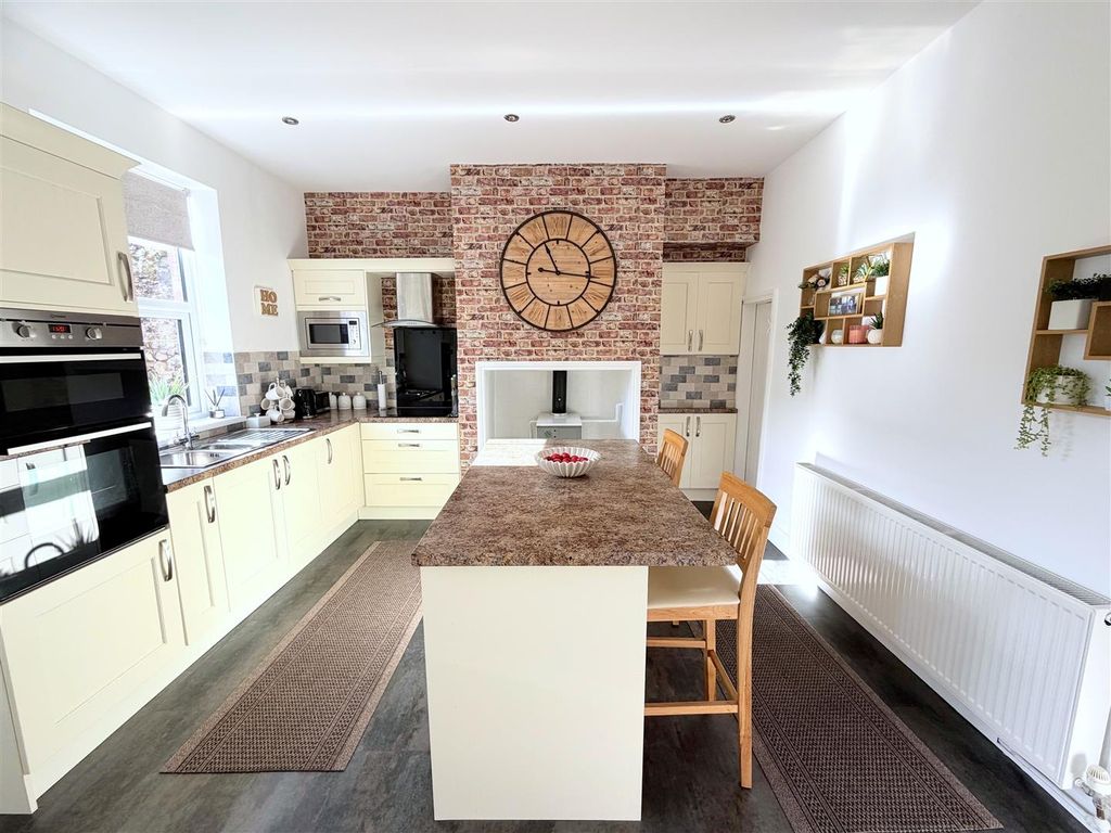 Property photo 2 of 29 Breakfast Kitchen