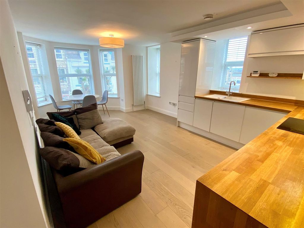 Property photo 2 of 9 Flat 8, 10-12 Tolcarne Road Living Area