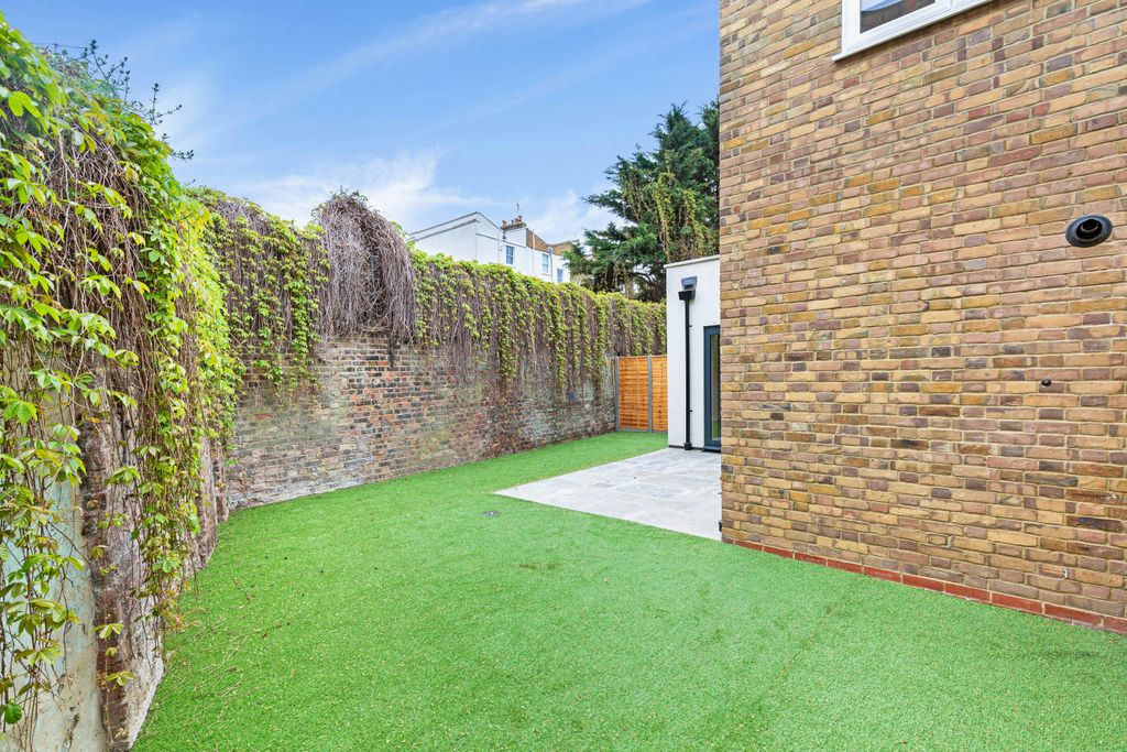 Property photo 1 of 17 Private Rear Garden