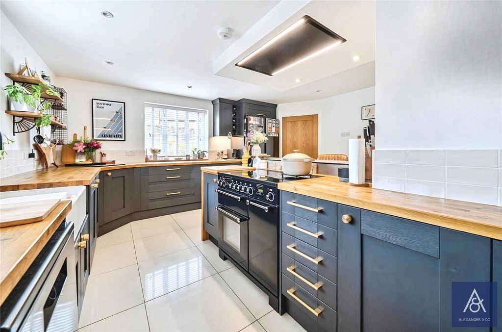 Property photo 3 of 19 Kitchen/Breakfast