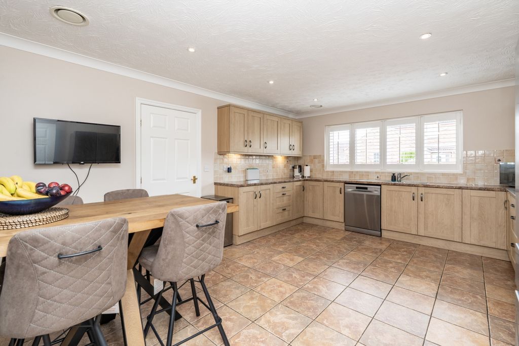 Property photo 2 of 32 Breakfast Kitchen
