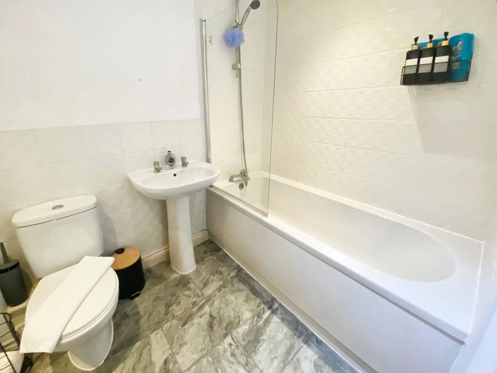 Property photo 2 of 10 Bathroom