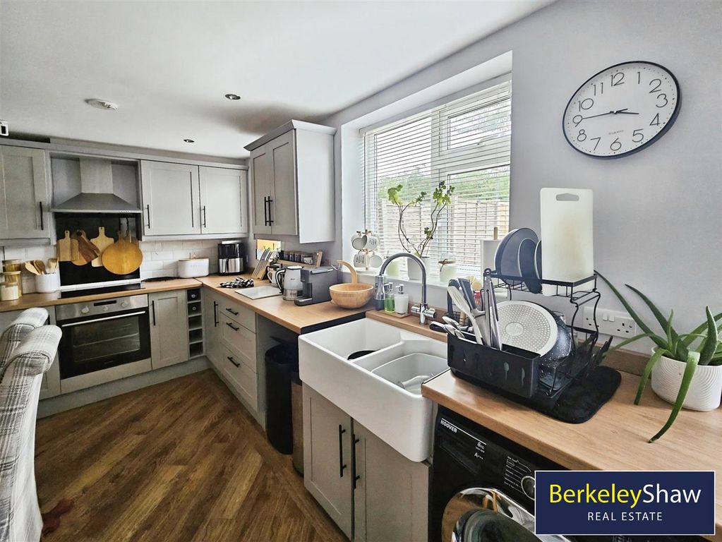 Property photo 3 of 8 Kitchen