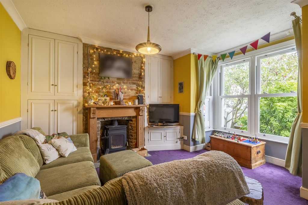 Property photo 2 of 32 Lounge