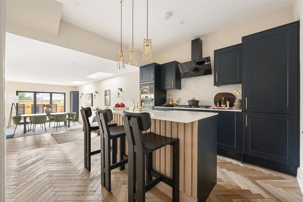 Property photo 3 of 56 Blenheim Road, E17