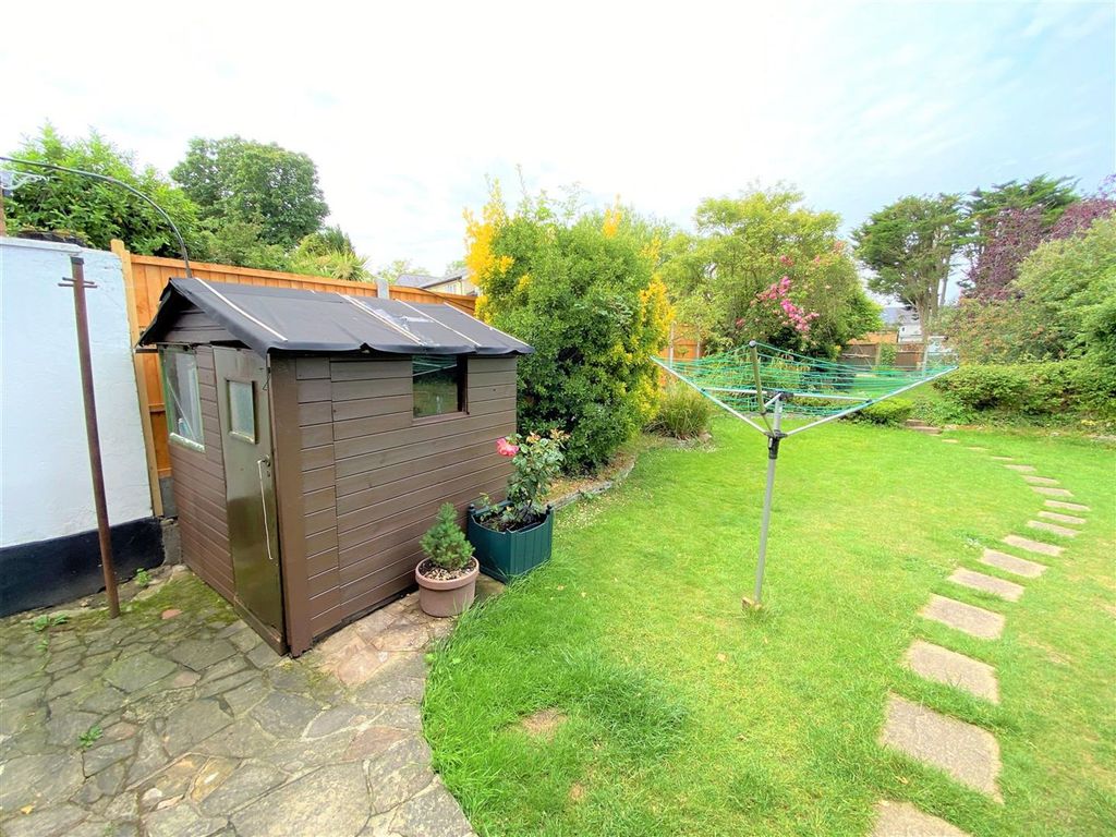 Property photo 3 of 7 Whitehall Close Ig7