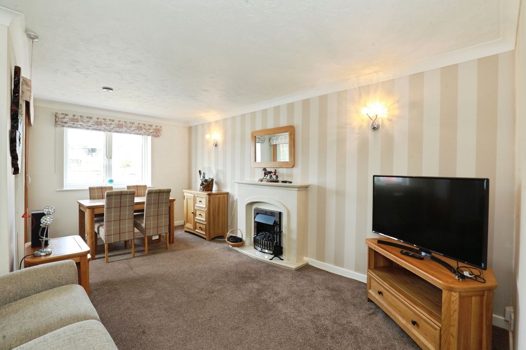 Property photo 2 of 14 Lounge