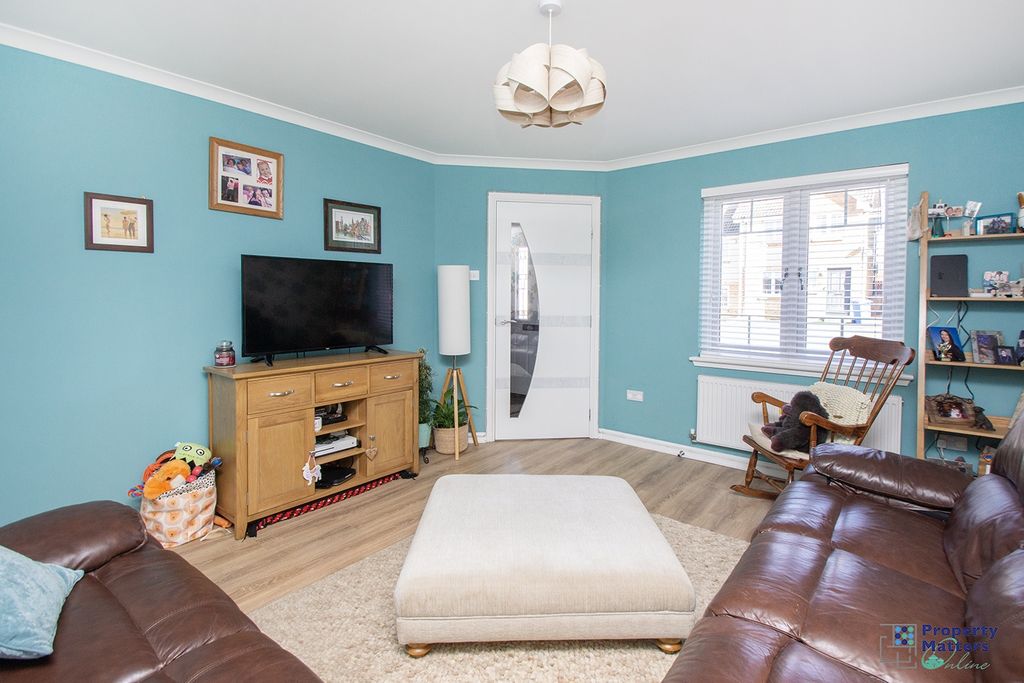 Property photo 3 of 18 Lounge