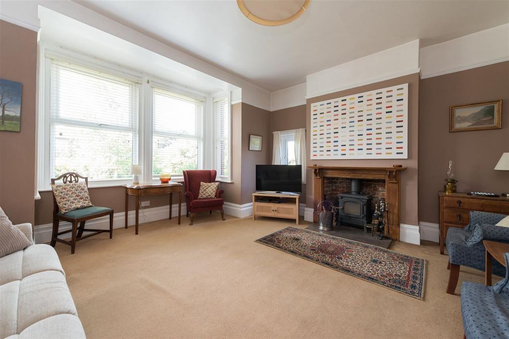 Property photo 2 of 28