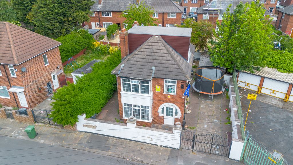 Property photo 1 of 17 39Traffordgrove1