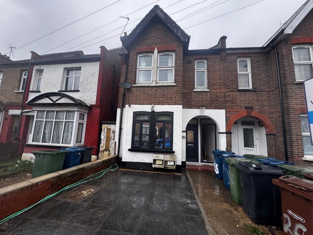 Property photo 1 of 8 Photo 4