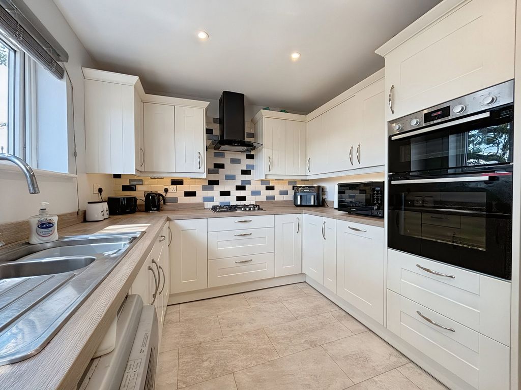 Property photo 3 of 28