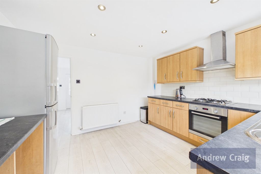 Property photo 3 of 11 Kitchen