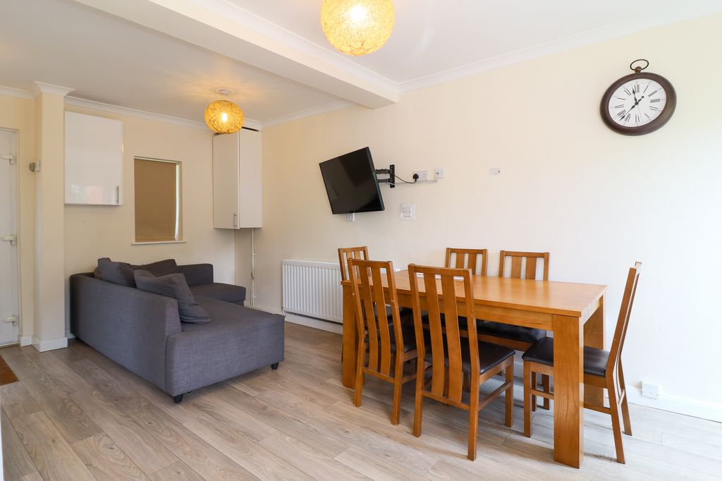 Property photo 3 of 12 Photo 8