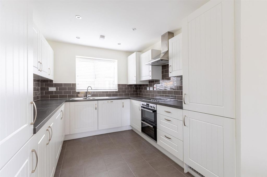 Property photo 2 of 19 6Wellfieldway-7.Jpg