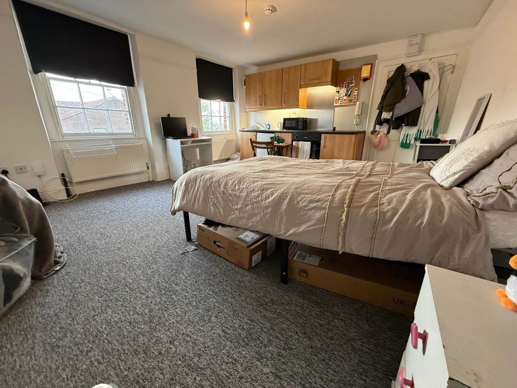 Property photo 3 of 13 Studio