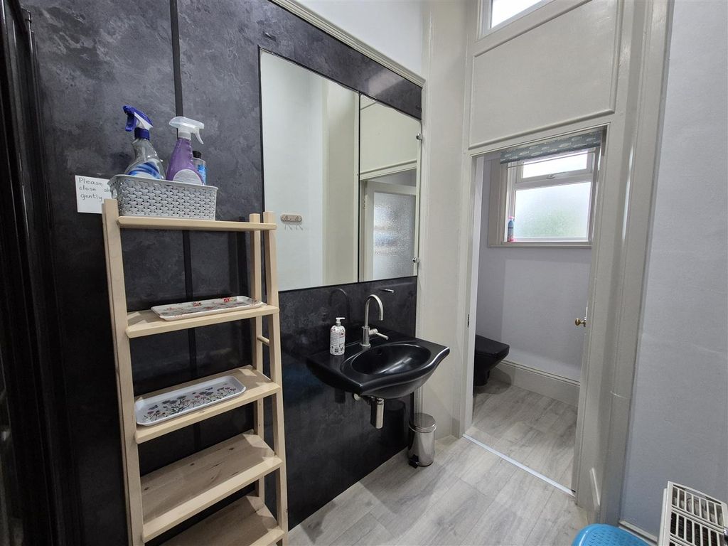 Property photo 3 of 14 Bathroom.Jpg