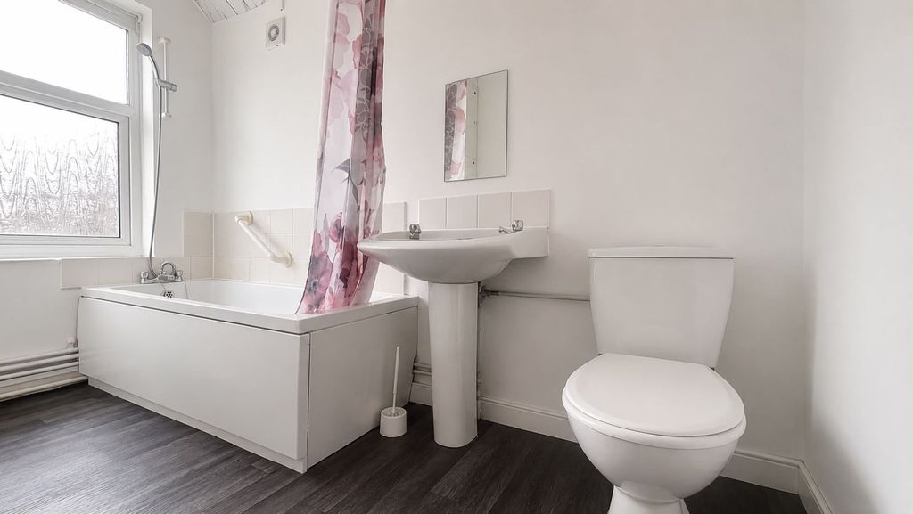Property photo 3 of 10 Bathroom 1