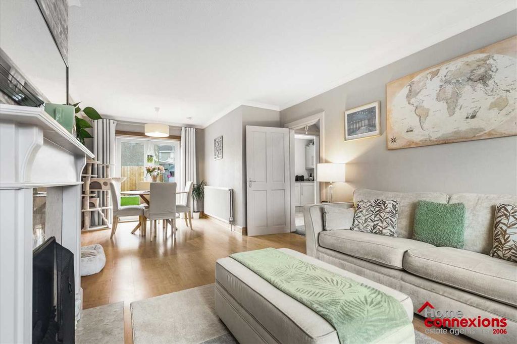 Property photo 3 of 33 Lounge Dining (2)