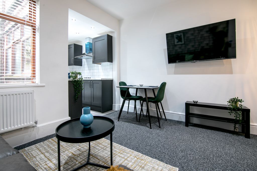 Property photo 2 of 30 10 Cromwell St (8 Of 36)