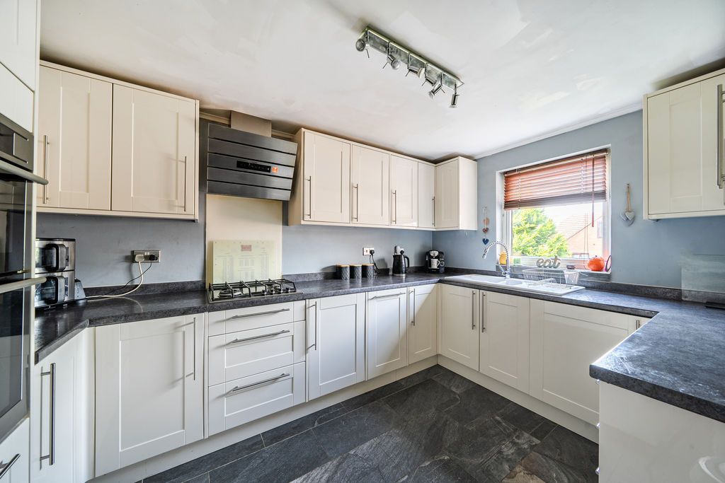 Property photo 2 of 12 Kitchen