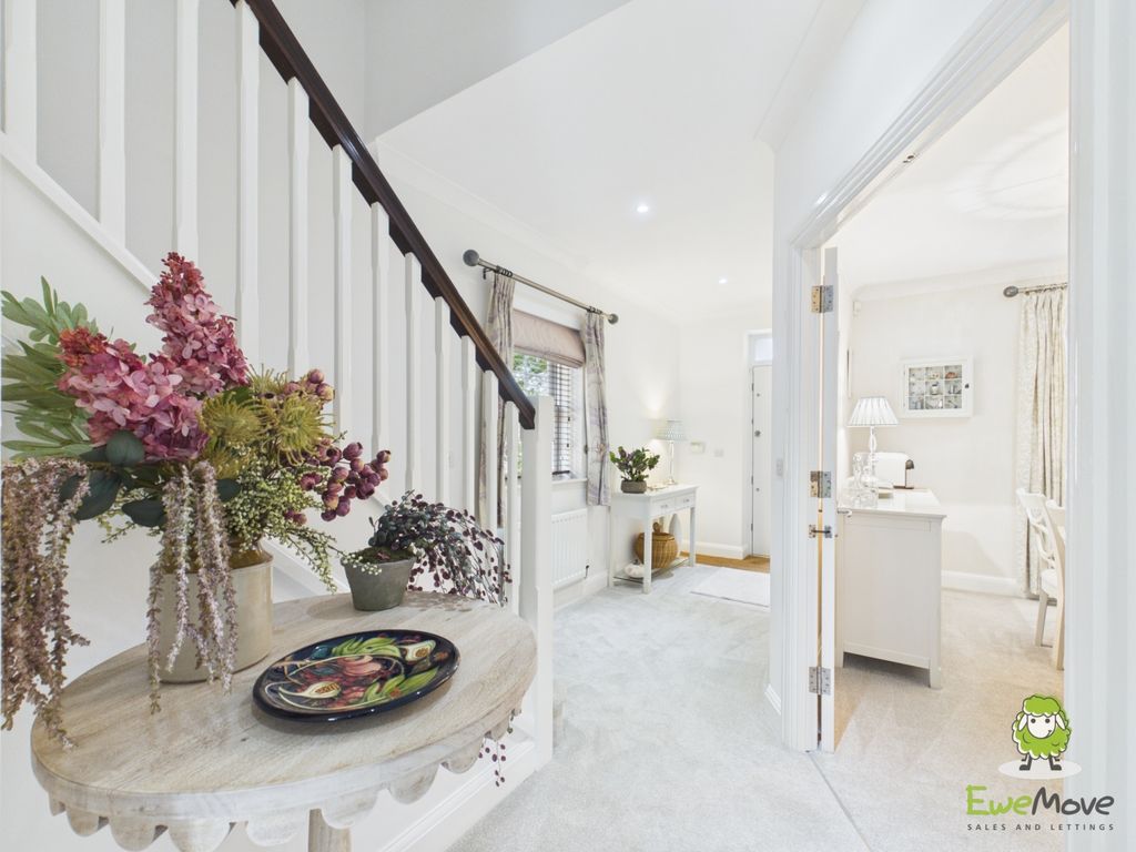 Property photo 2 of 31 Ewemove Estate Agents Basingstoke