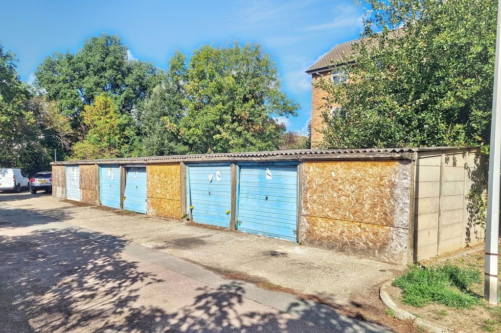 Property photo 1 of 10 Land And Garages At Seafield Road, London N11 2EU