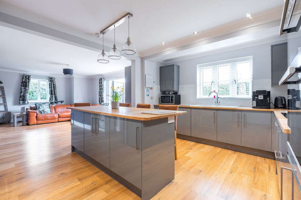 Property photo 3 of 20