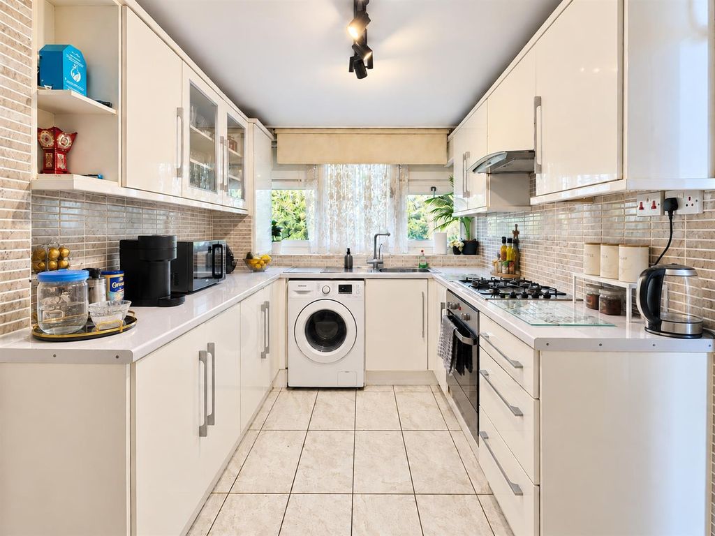 Property photo 3 of 10 Kitchen