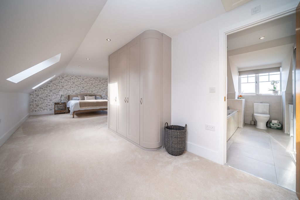 Property photo 2 of 31