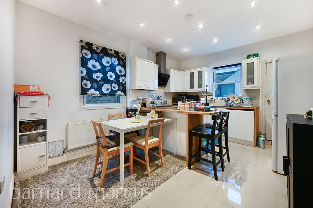 Property photo 2 of 7 Kitchen