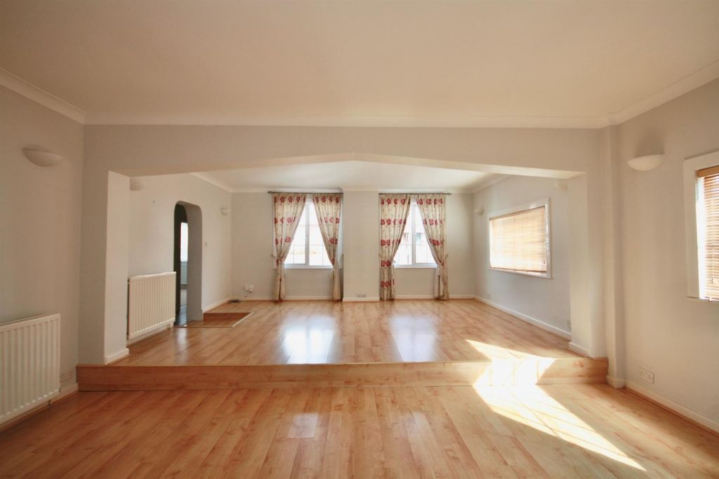Property photo 3 of 10 Empty Dining.Jpg
