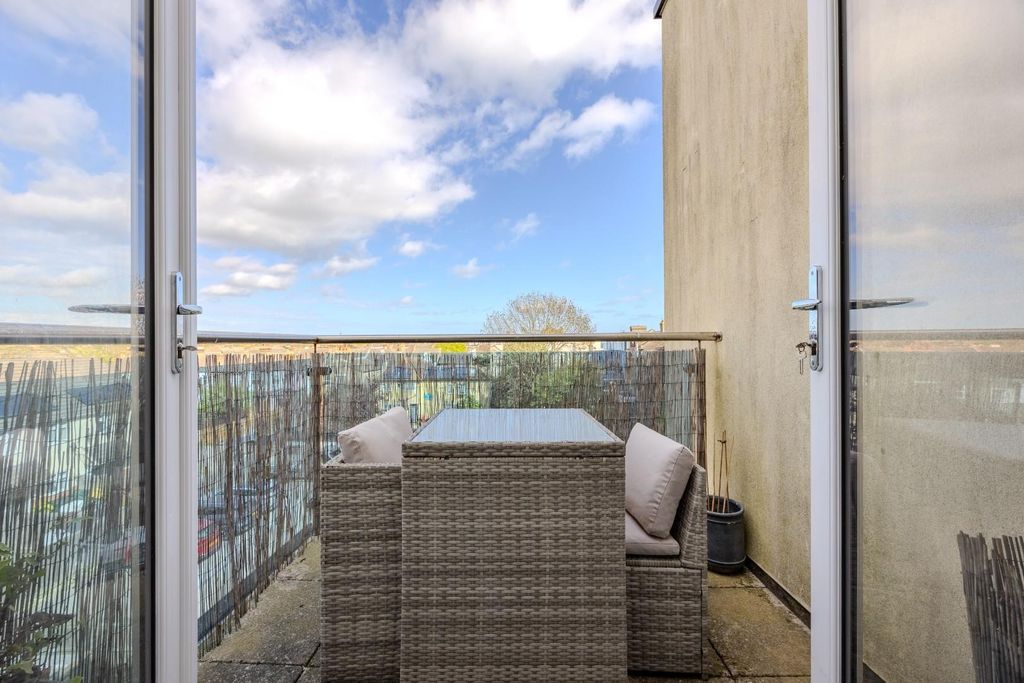 Property photo 3 of 28 Balcony