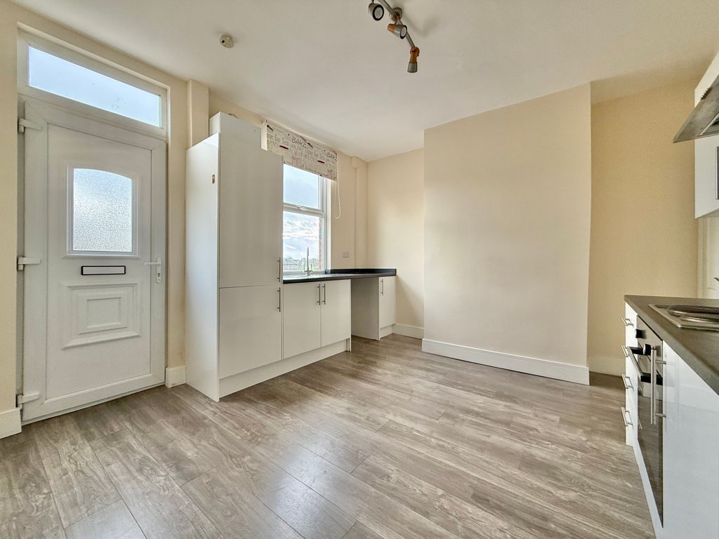 Property photo 3 of 9 Kitchen