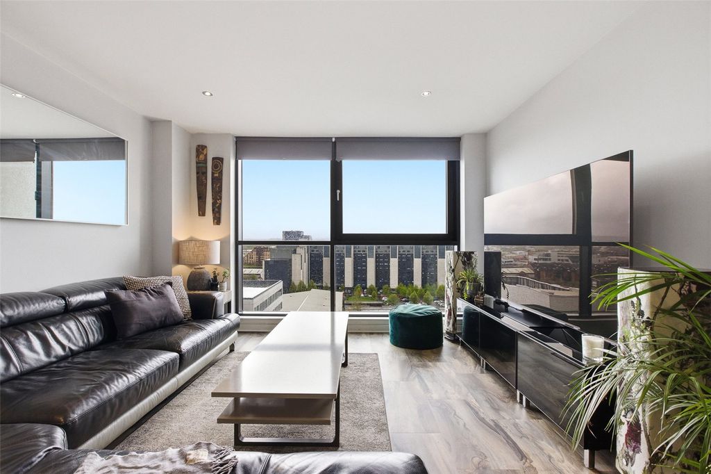 Property photo 2 of 12 Lounge