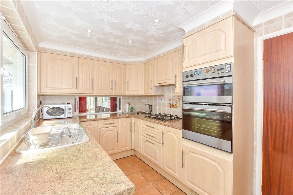 Property photo 3 of 11 Kitchen