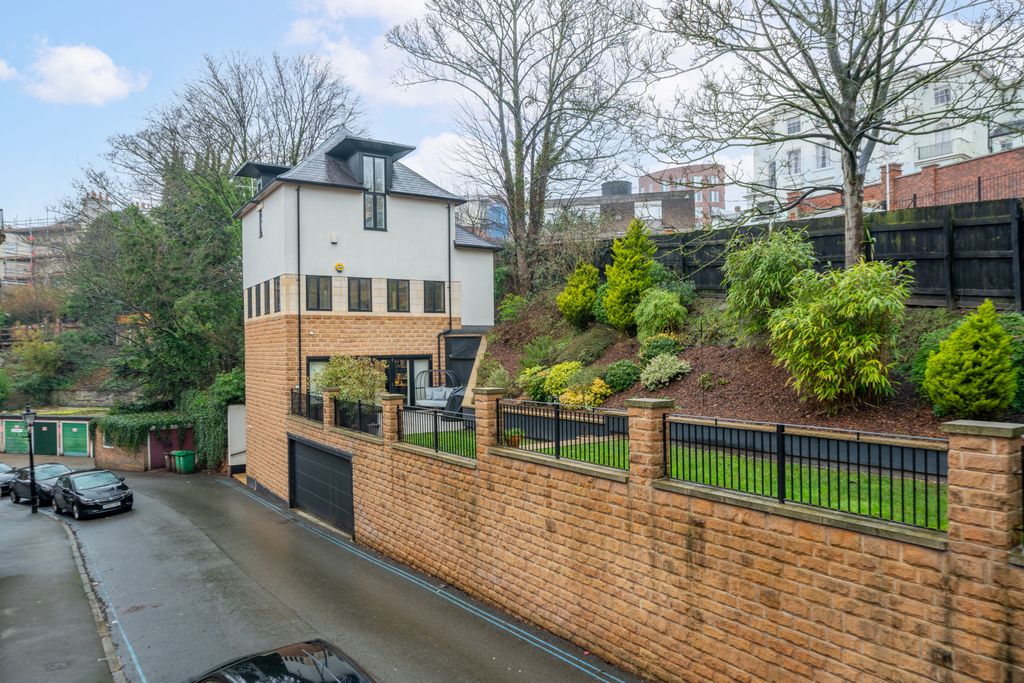 Property photo 1 of 32