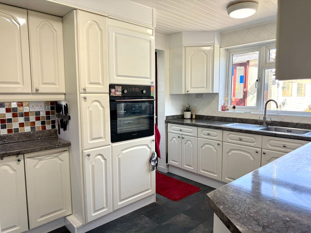 Property photo 3 of 21 Kitchen