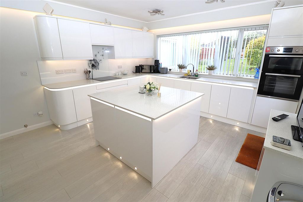 Property photo 2 of 30 Kitchen/Diner