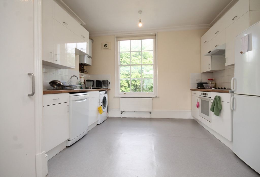 Property photo 3 of 10 Kitchen